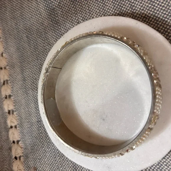 Elegant Silver and Cream Beaded Fashion Bracelet - Picture 4 of 4